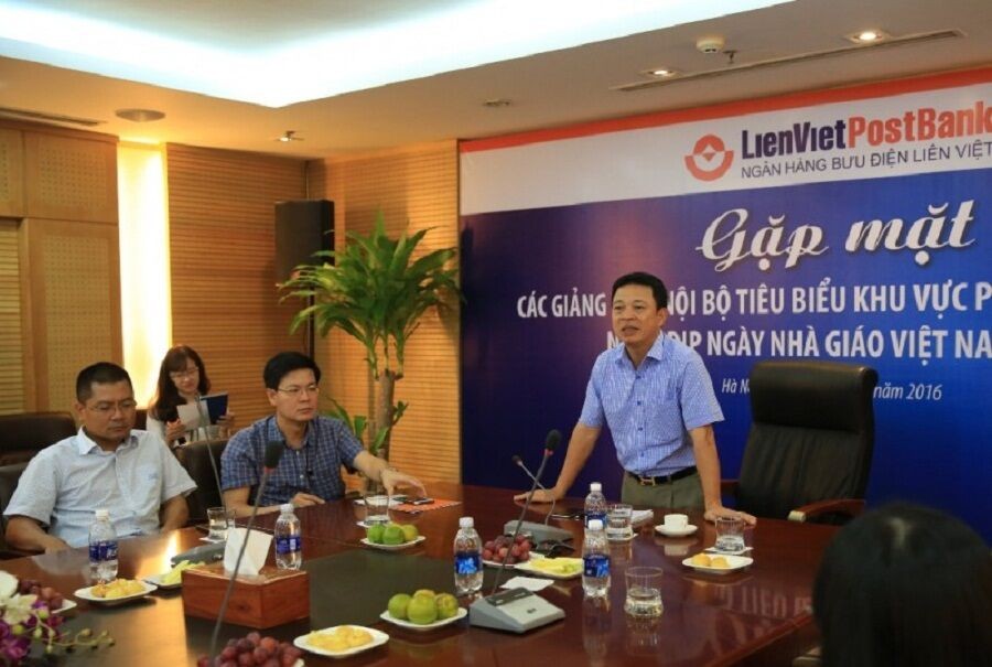 Tổng giám đốc LienVietPost Bank "gom" hơn 5 triệu cổ phiếu