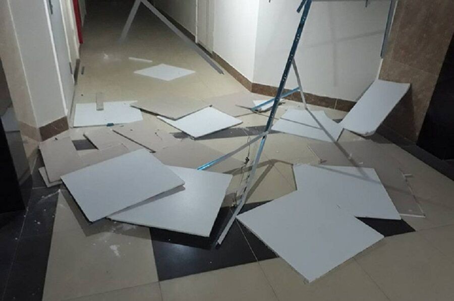 Hà Nội: Sau trận nóng kinh hoàng, giông lốc quật sập trần nhà chung cư Gemek