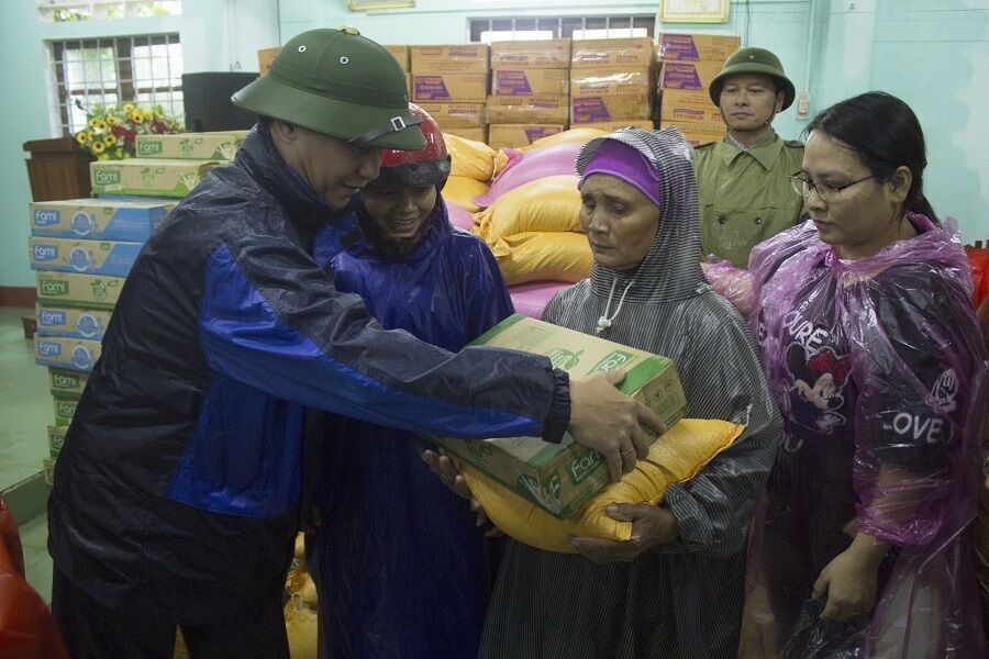 Chủ tịch tỉnh Quảng Trị trao quà cứu trợ cho người dân vùng bị lũ, ngập nặng