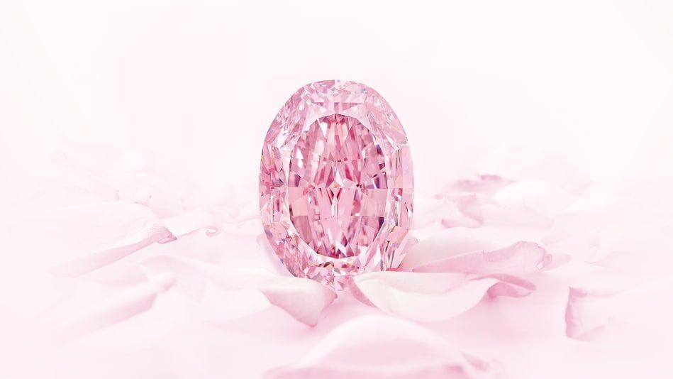 Viên kim cương hồng “siêu hiếm” được bán với mức giả kỷ lục