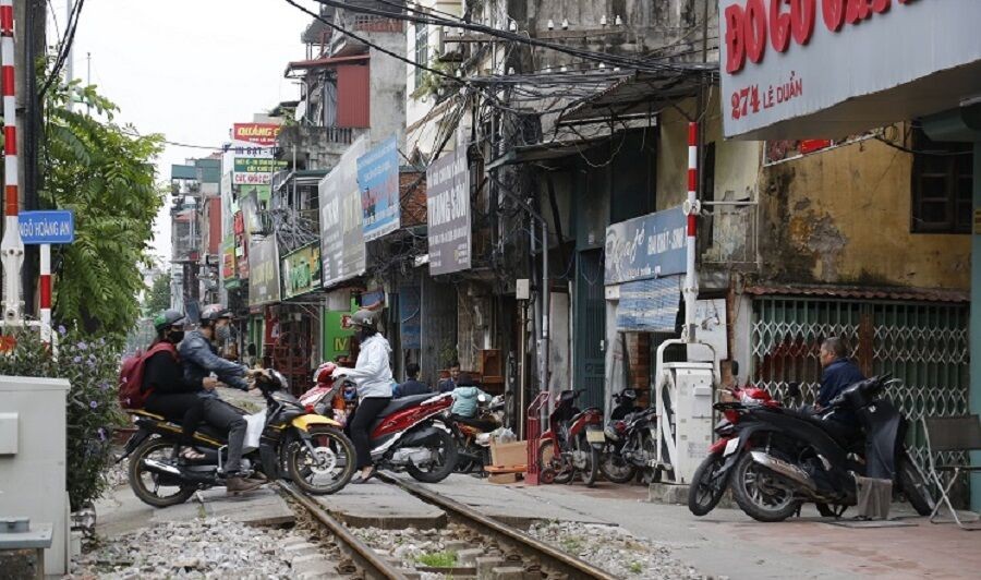 Hà Nội xóa bỏ toàn bộ lối đi tự mở qua đường sắt trước 2025