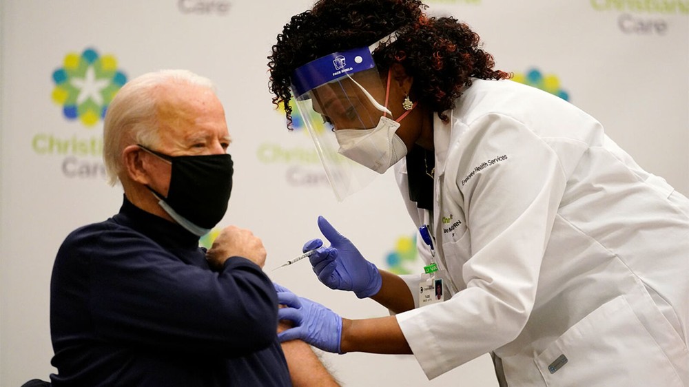 Mỹ: TT đắc cử Joe Biden tiêm mũi vắc xin ngừa Covid-19 đầu tiên