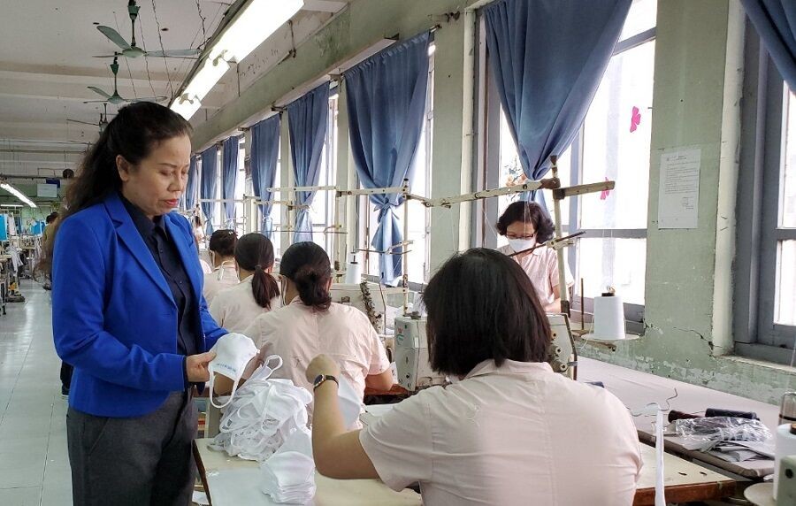 Anh hùng lao động Ninh Thị Ty: Sản xuất 30.000 khẩu trang/ngày vẫn không đáp ứng đủ nhu cầu