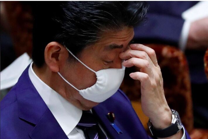 “Hai khẩu trang, không phong toả”: Quyết định của Thủ tướng Nhật Bản khiến mạng XH “dậy sóng”