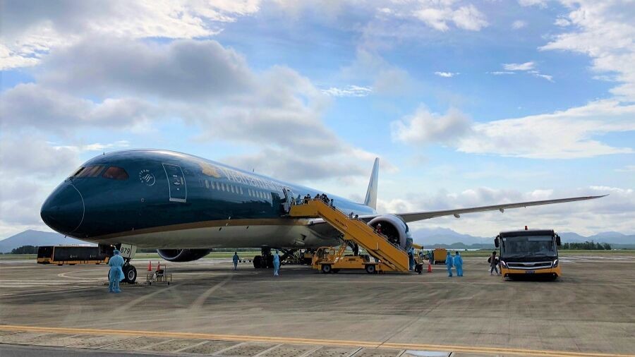 Sân bay Vân Đồn tiếp tục đón chuyến bay chở 298 người Việt về từ Nhật Bản