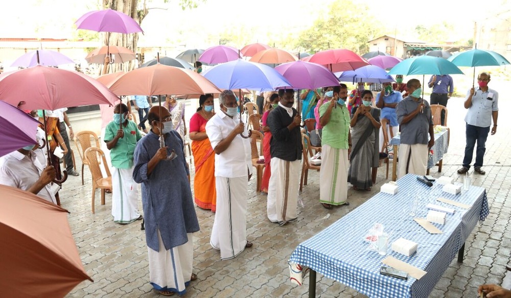 Ấn Độ: Phát 10.000 chiếc ô để giúp duy trì giãn cách xã hội