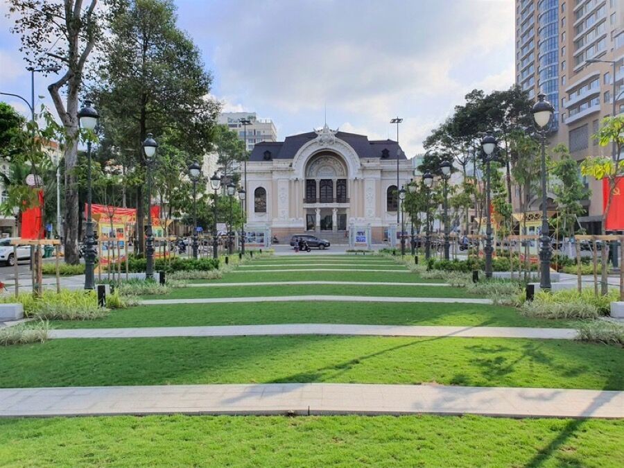 Khôi phục Công viên Lam Sơn phía trước Nhà hát TP. HCM sau 6 năm gián đoạn