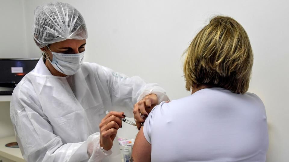 Cổ phiếu AstraZeneca giảm 6% sau khi thông báo tạm dừng thử nghiệm vắc xin ngừa Covid-19
