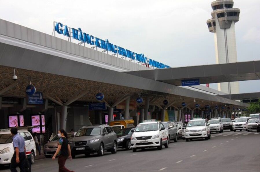 Grab muốn có làn xe đón khách riêng ở sân bay Tân Sơn Nhất