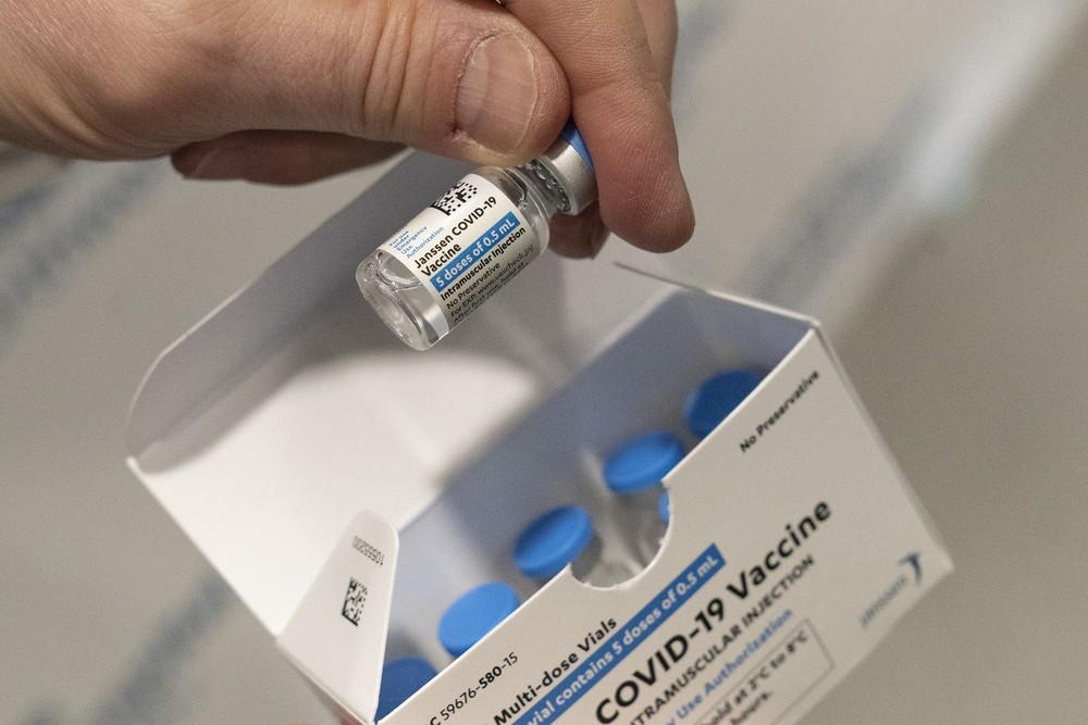 FDA cấp phép cho mũi tiêm vaccine Moderna và J&J bổ sung, kết hợp