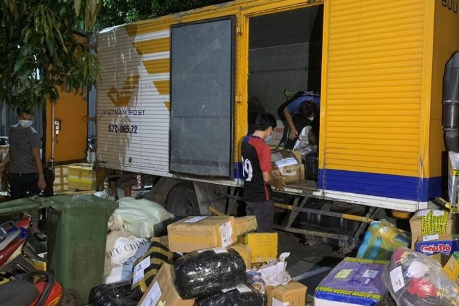 Công an tỉnh An Giang bắt giữ số lượng lớn hàng hóa ký gửi, nghi vấn nhập lậu