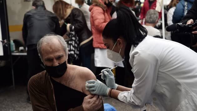 Hy Lạp ra "biện pháp mạnh" với những người trên 60 tuổi từ chối tiêm vaccine ngừa Covid-19