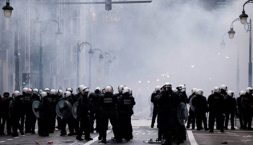Biểu tình chống lại các hạn chế xã hội trở thành bạo loạn ở Brussels