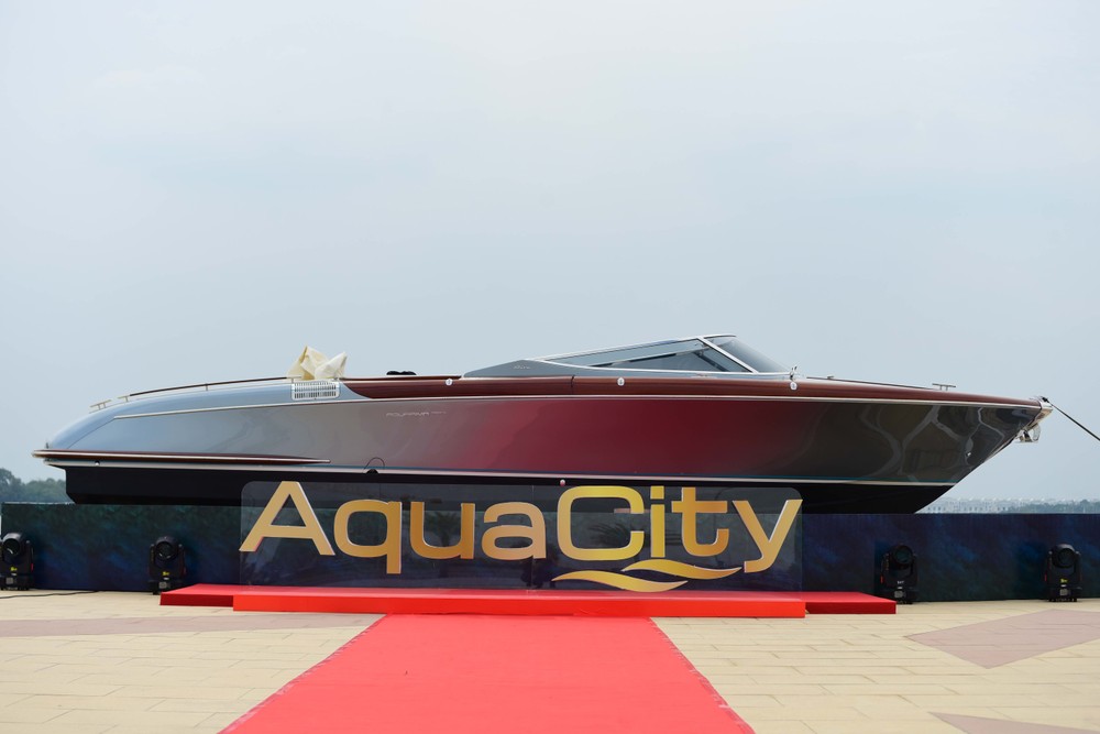 LuxYacht bàn giao du thuyền hạng sang Riva Aquariva Super đầu tiên tại thị trường Đông Nam Á