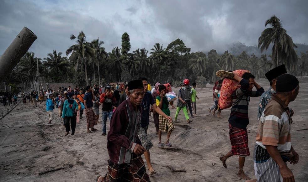 Ít nhất 14 người tử vong sau khi núi lửa của Indonesia phun trào