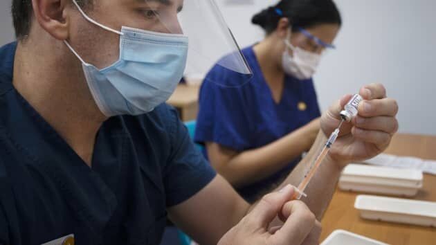 Úc rút ngắn thời gian tiêm mũi vaccine tăng cường khi biến thể omicron gây ra số ca nhiễm kỷ lục