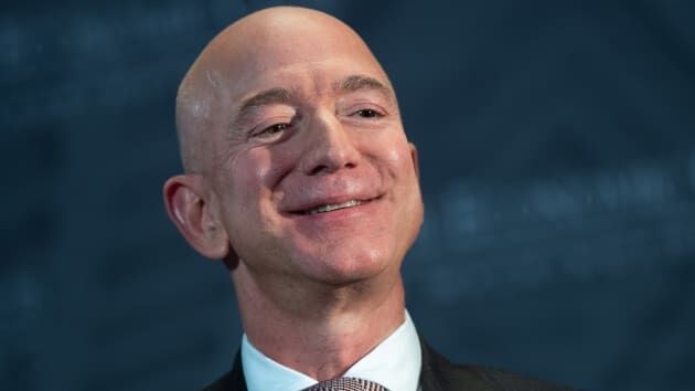 Jeff Bezos bất ngờ giành lại vị trí người giàu nhất thế giới