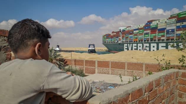 Tàu hàng lũ lượt chuyển hướng tránh kênh Suez, trăm triệu USD trôi theo dòng nước