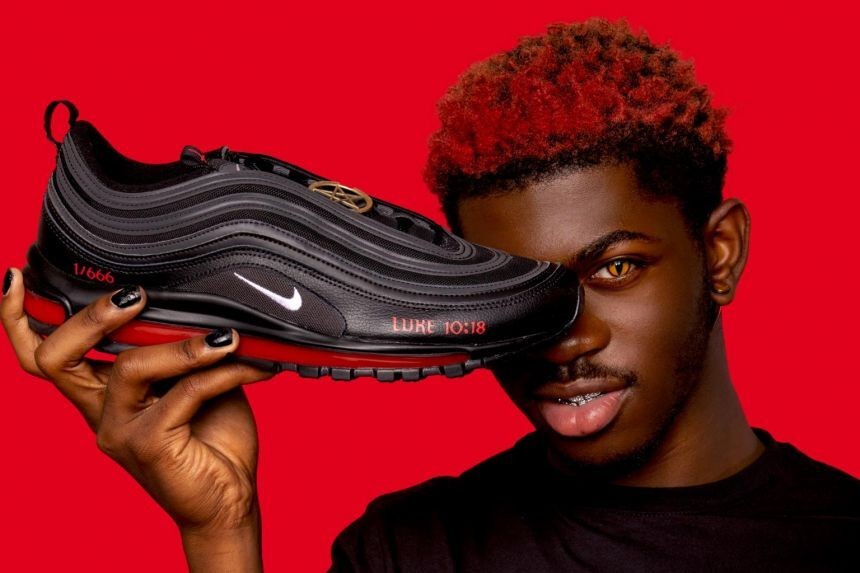 Nike kiện MSCHF và Lil Nas X vì đôi giày chứa máu người của Satan