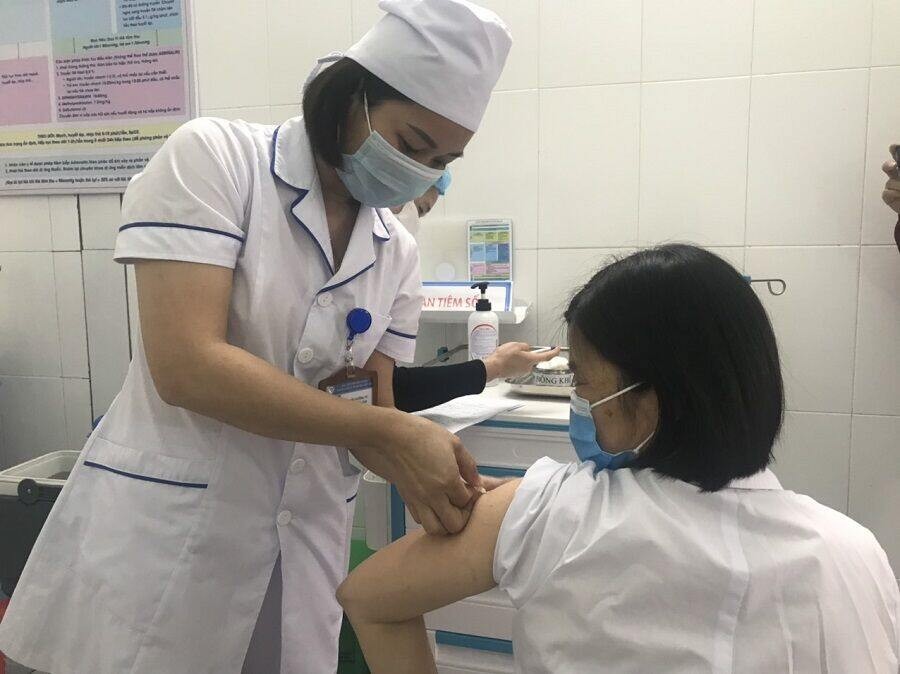 Hơn 63.700 người Việt đã tiêm vắc xin COVID