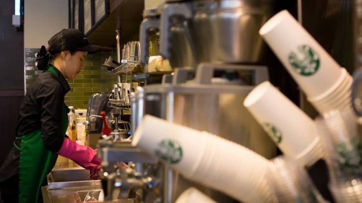 Starbucks sẽ ngừng sử dụng cốc dùng một lần vào năm 2025