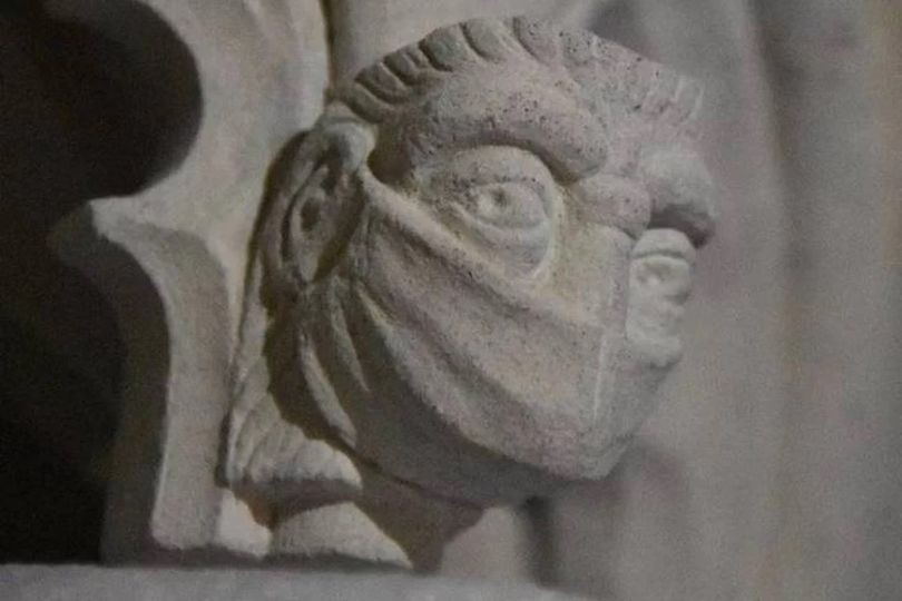 Bí mật bức tượng trong nhà thờ thế kỷ XIV đeo khẩu trang y tế