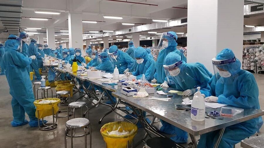 Hơn 300 công nhân ở Bắc Giang dương tính Covid-19, Bộ Y tế họp khẩn