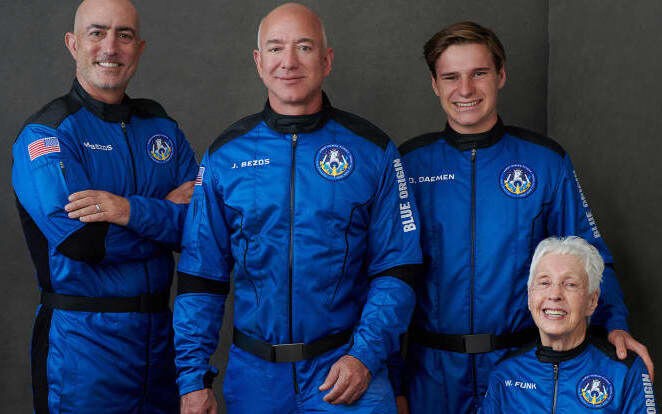 Nối bước Richard Branson, Jeff Bezos bay lên vũ trụ trong nhiệm vụ đầu tiên của Blue Origin