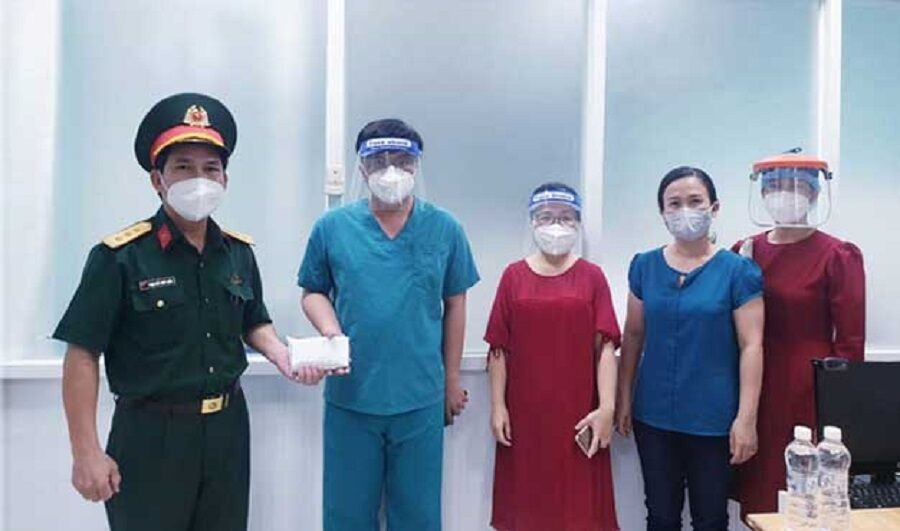 Ban nhà văn nữ Việt Nam trao tặng bệnh viện Thủ Đức 50 triệu đồng