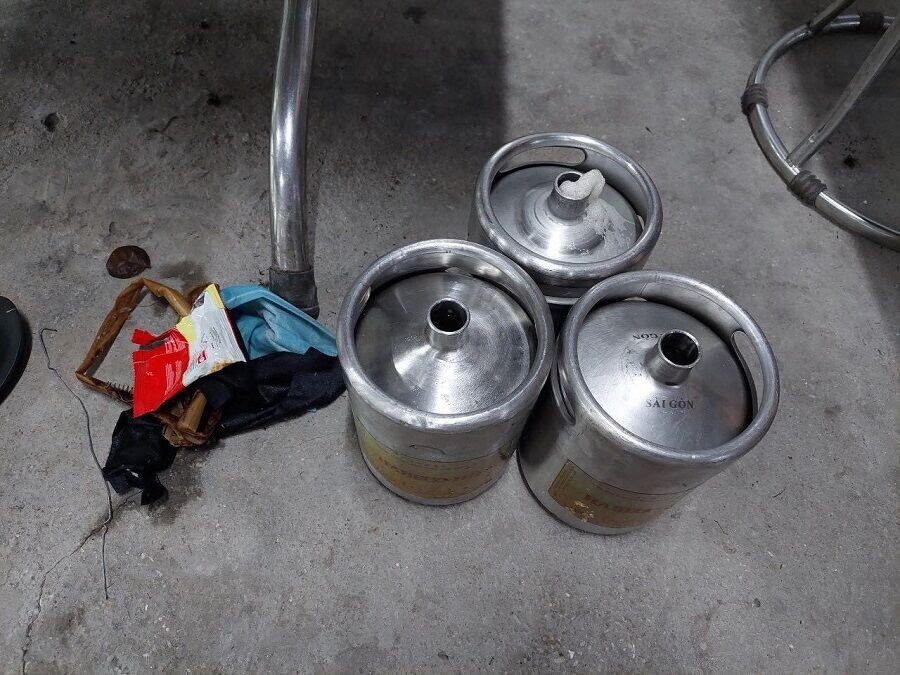 Khách hàng tố keg bia Hà Nội – Hải Dương chứa... ống nhựa, rẻ rách, khẩu trang y tế