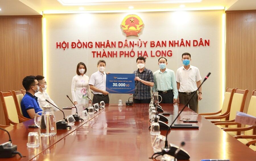 Văn Phú – Invest trao tặng 30.000 bộ xét nghiệm nhanh COVID – 19 cho Thành Phố Hạ Long