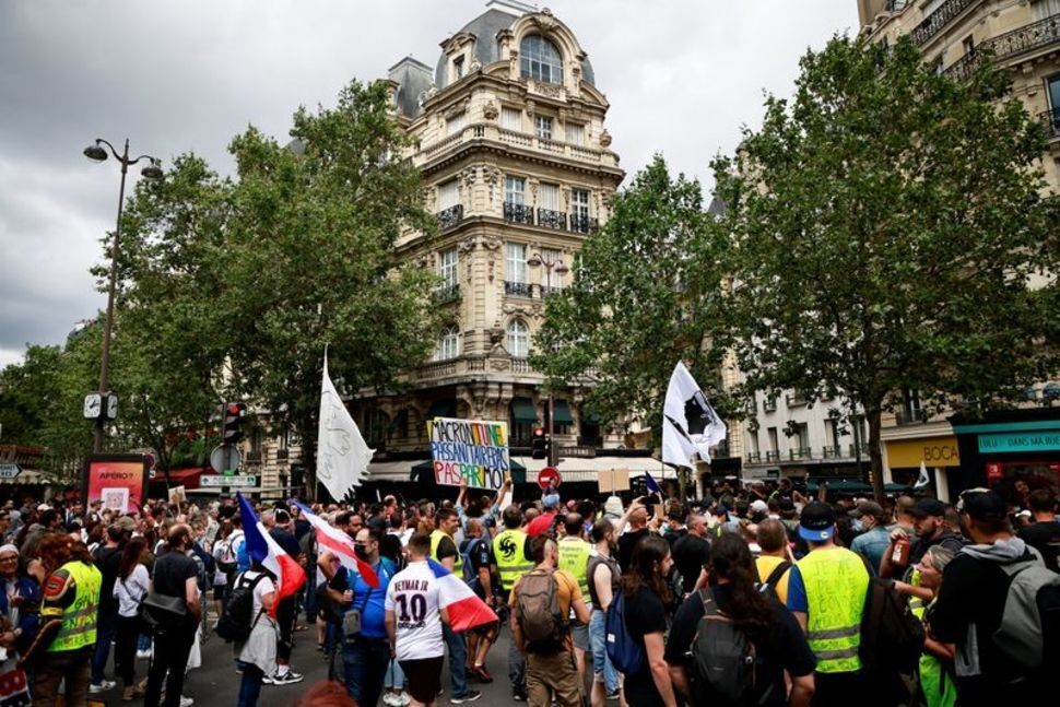 Hàng nghìn người biểu tình phản đối yêu cầu thẻ thông hành ở Pháp