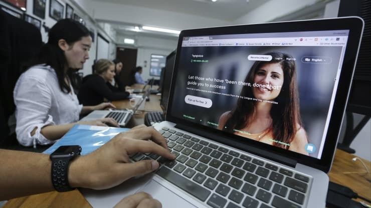 Chính phủ Trung Quốc ban hành quy định cấm gia sư dạy kèm các lớp học trực tuyến