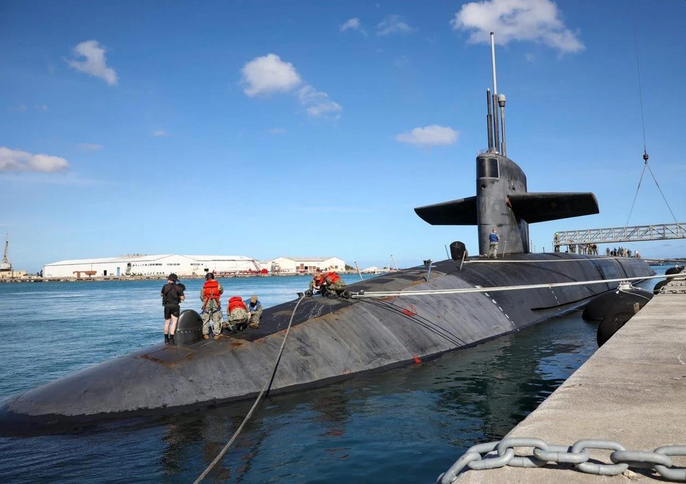 Tàu ngầm mang tên lửa đạn đạo "tối mật" của Mỹ xuất hiện tại Guam giữa mối đe dọa từ DF-26 của Trung Quốc