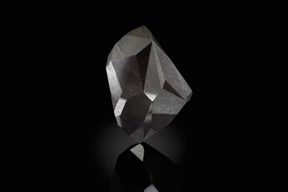 Viên kim cương đen tự nhiên "The Enigma" 555,55 carat được đấu giá tại Sotheby’s UAE
