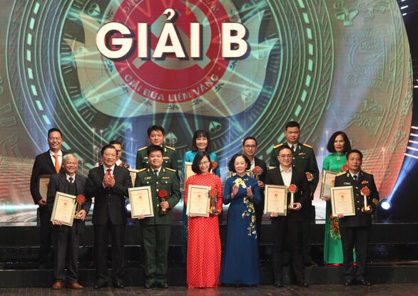 Doanh nhân Nguyễn Hoài Bắc đoạt giải B "Búa liềm vàng" với tác phẩm “Một Đảng – Tại sao không?”
