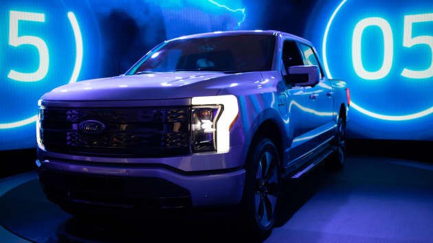 Ford đánh bại Tesla để trở thành cổ phiếu tăng trưởng hàng đầu của ngành công nghiệp ô tô năm 2021