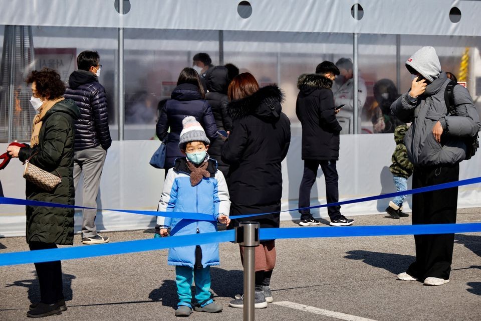 Hàn Quốc ghi nhận 100.000 ca nhiễm Covid-19 hàng ngày, nới lỏng lệnh giới nghiêm trước thềm bầu cử tổng thống