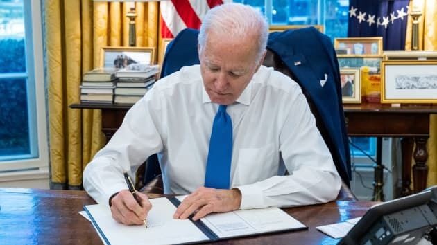TT Mỹ Joe Biden áp lệnh trừng phạt lên các vùng ly khai của Ukraine, EU cam kết sẽ có các biện pháp bổ sung sau sắc lệnh của TT Nga Putin