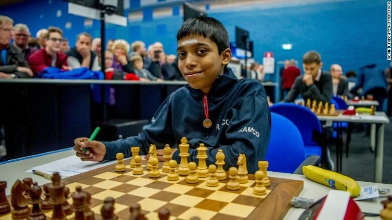 Thần đồng cờ vua 16 tuổi người Ấn Độ đánh bại nhà vô địch thế giới Magnus Carlsen