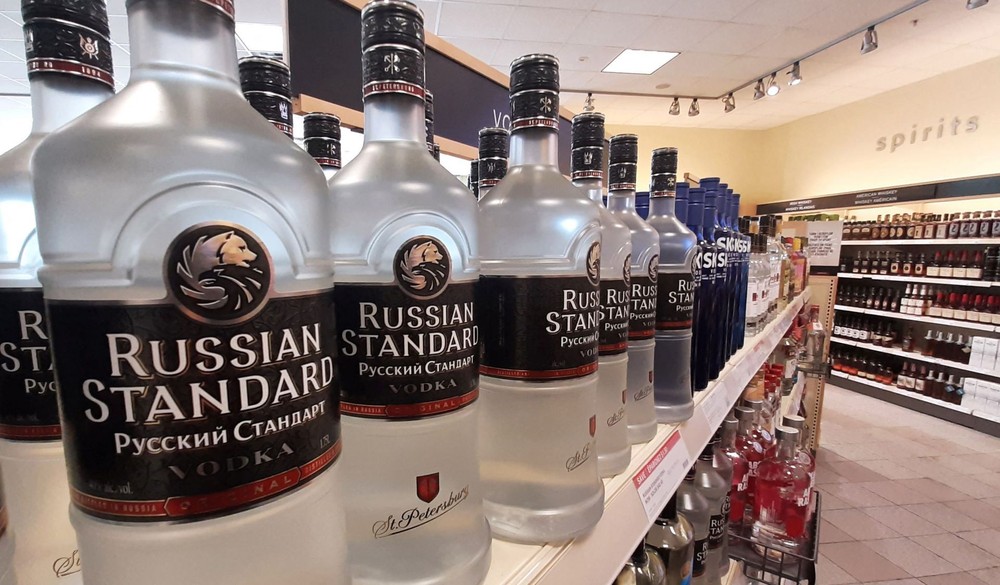 Các cửa hàng rượu ở Canada đồng loạt loại bỏ vodka Nga khỏi kệ hàng