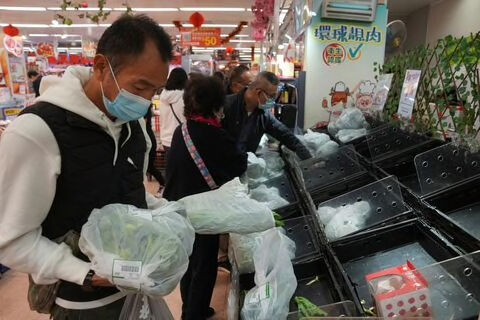 Covid-19 khiến tình trạng thiếu hụt rau củ càng gây áp lực lên Hồng Kông