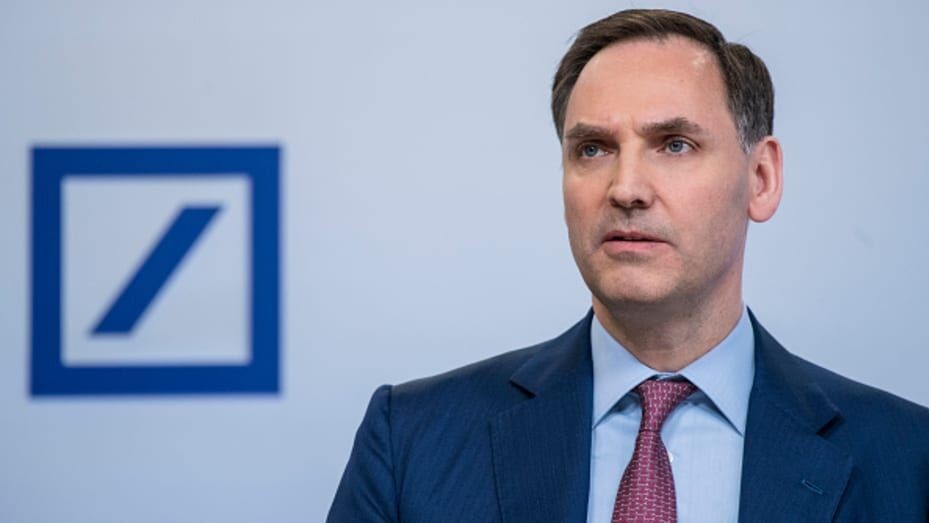 Deutsche Bank giải thích cho quyết định không rời khỏi Nga