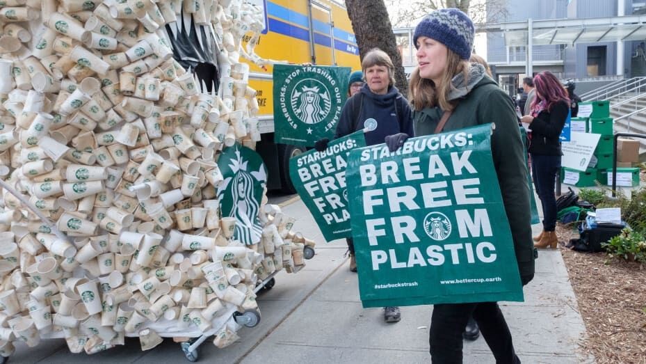 Starbucks tiết lộ kế hoạch loại bỏ đồ sử dụng một lần, khuyến khích các vật đựng tái sử dụng