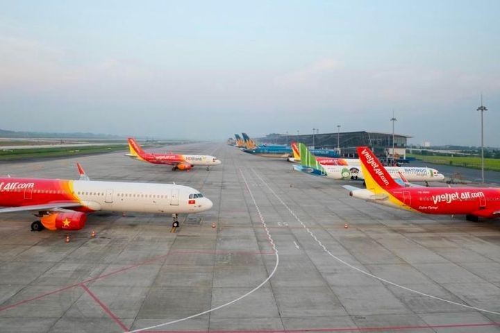 Áp giá sàn vé máy bay khiến các hãng hàng không “phân cực”