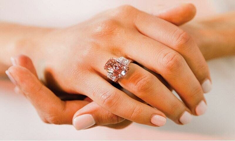 Một viên kim cương hồng được bán đấu giá 58 triệu USD ở Hong Kong