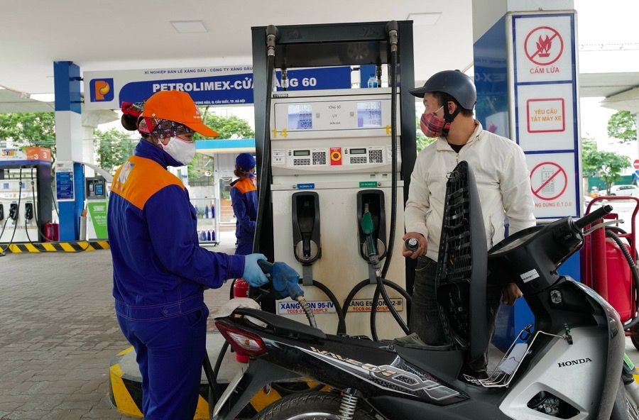 Giá xăng dầu đồng loạt tăng, giá dầu Diesel vượt cả xăng RON 95