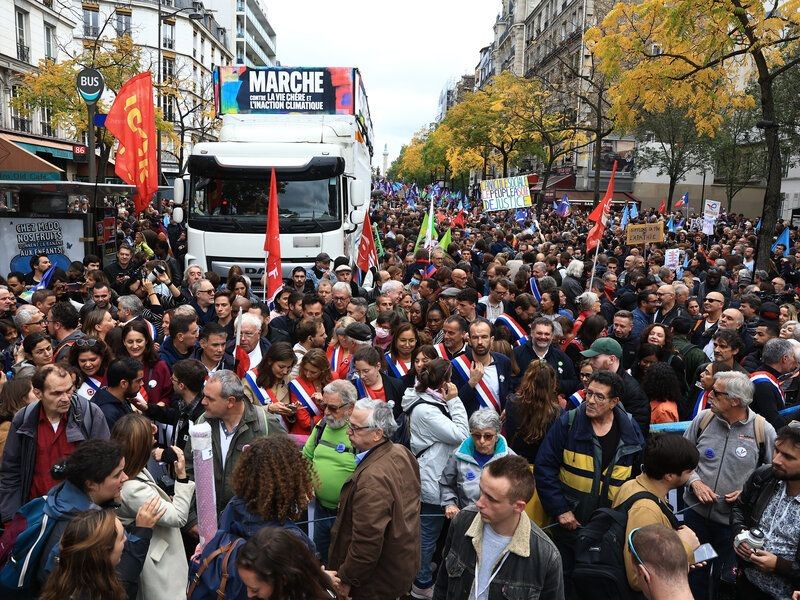 Hàng nghìn người biểu tình ở Paris để phản đối giá cả leo thang