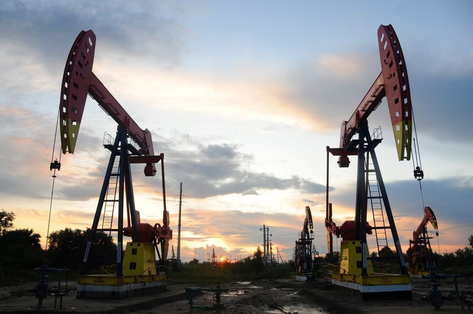 Giá dầu leo thang do lo ngại về các lệnh trừng phạt nhằm vào Nga