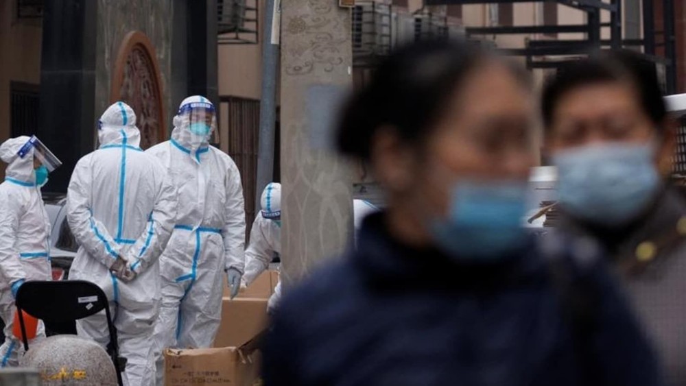 Trung Quốc: Covid-19 bùng phát nghiêm trọng, dân “hoảng loạn” mua sắm
